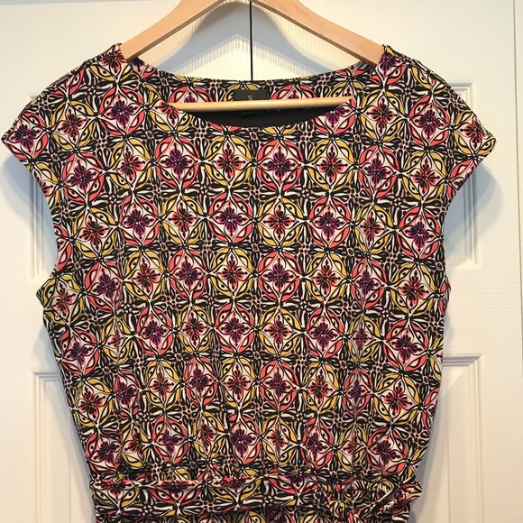 Stylish dress with belt - Picture 2 of 8